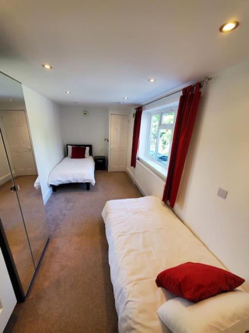 Central Windsor 2 Bedroom Flat With Free Parking Exterior foto